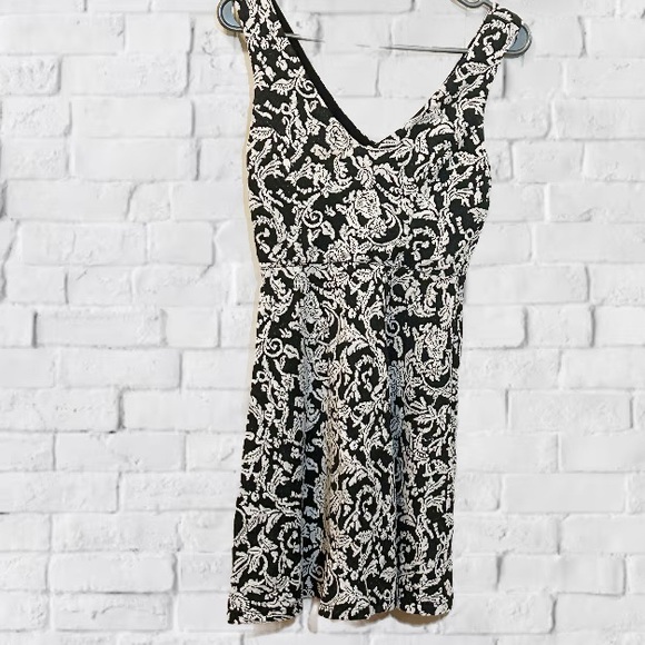 Monteau black and white flower dropwaist dress. Size small - Picture 2 of 4